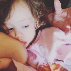 Darovala několik litrů mléka pro matky, které kojit nemohou.