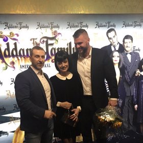 S přítelem si vyměňovali zamilované pohledy.