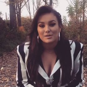 Proč z ní dělat maškaru?