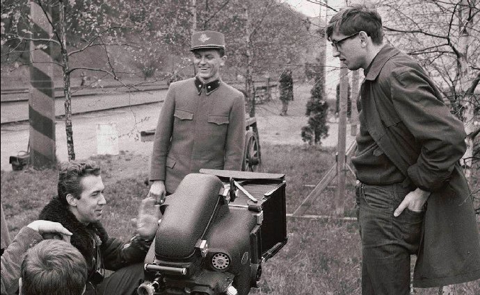 O Ostře sledované vlaky projevil zájem až filmař Jiří Menzel.