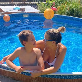 Monika Marešová má výstavní dekolt.