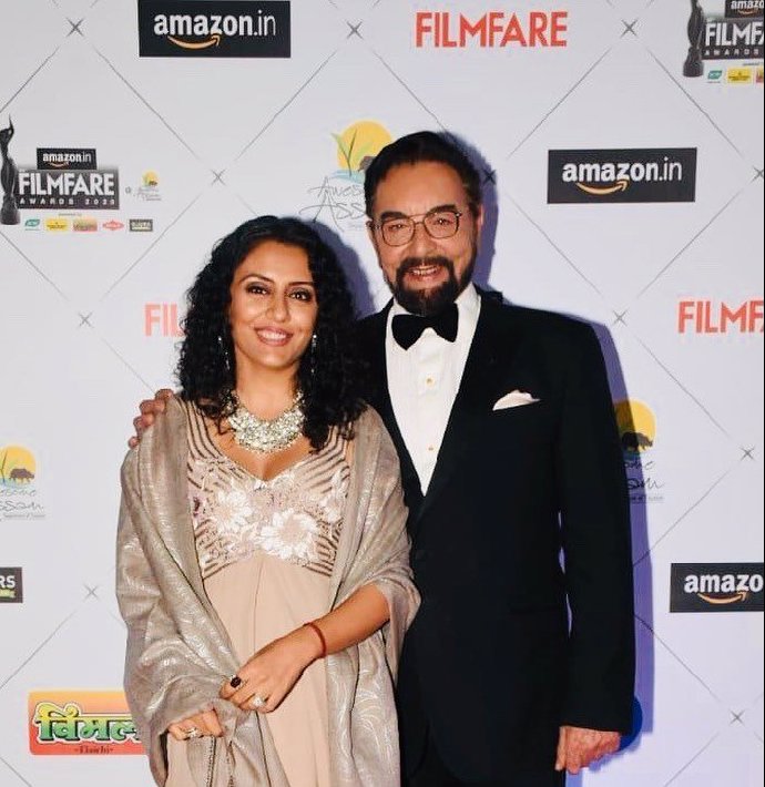 Kabir Bedi se svou manželkou Parveen Dusanj. Pár od sebe dělí devětadvacet let.