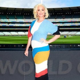 Těhotenské bříško jí sluší.