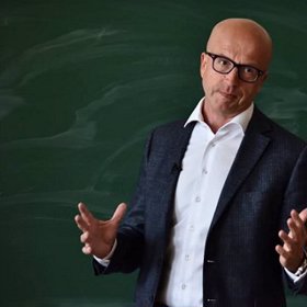 Pavel Telička ale vrátil miliardáře na zem.