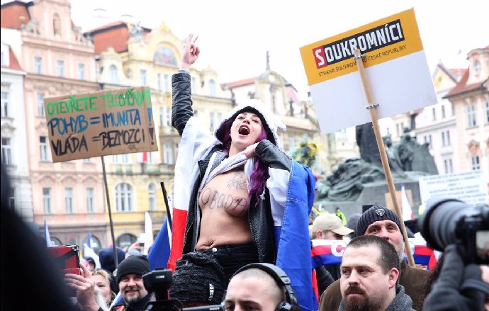 Anna Kubáňová měla přes ňadra napsáno velkým svoboda.