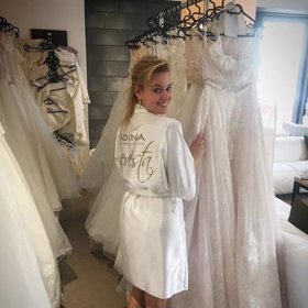 Patricie při výběru svatebních šatů zářila štěstím.