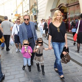 Naše dceru už nejsou holčičky, ale velké slečny, vzkázala Karlovi Ivana.