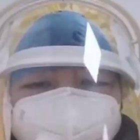 Lékaři si chrání i oči. Je možné, že virus se přenáší přes oční sliznici.