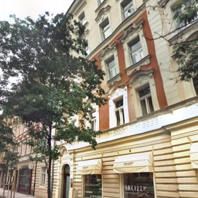 Činžák v Koruní na Vinohradech, jehož část za 50 milionů vlastní Nadace Munzarových.