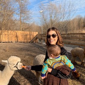 Krmení zvířat si Sanel užíval.