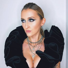 Sharlota dlouhodobě bojuje za to, aby lidé nebyli odsuzováni kvůli tomu, co nosí nebo jak vypadají.