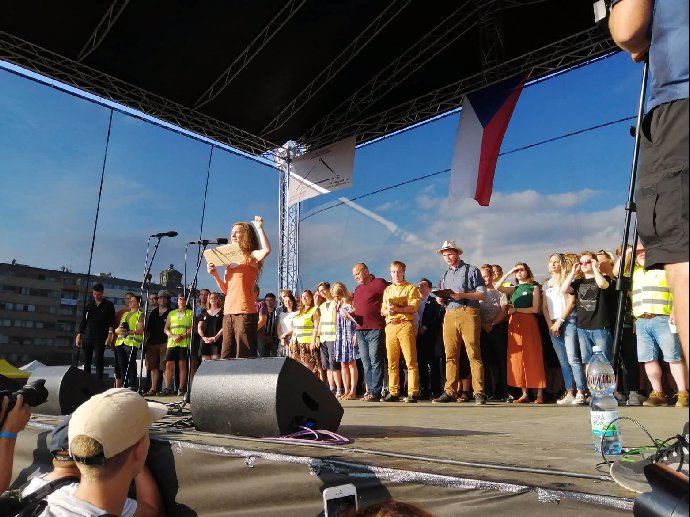 Všichni účinkující si s lidmi zazpívali hymnu.