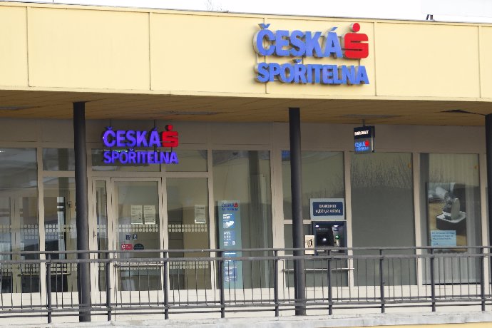  Maskovaný muž, tehdy jedenapadesátiletý Petr Pavel Krstev, u sebe v bance držel dvě zaměstnankyně jako rukojmí a požadoval tři miliony korun za to, že je nezastřelí.