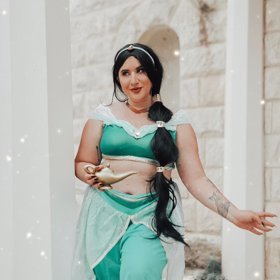 Některé Disney princezny mají odhalené části těla, jako například Jasmína z Aladina.