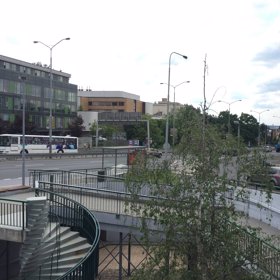 Místem vede rychlostní silnice.