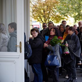 Lidé čekají až se na ně dostane řada.