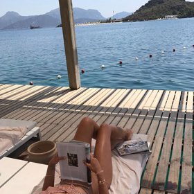 Lidé si myslí, že by celebrity měly jít ostatním příkladem a zůstat doma.