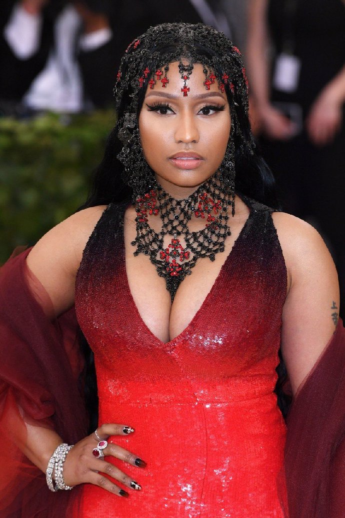 Nicki Minaj je výstřední.
