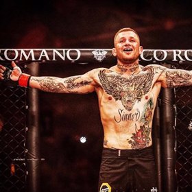 Oproti Vémolovi je totiž jasným outsiderem.