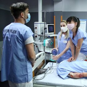 Natáčení seriálu Sestřičky Modrý kód je v ohrožení.