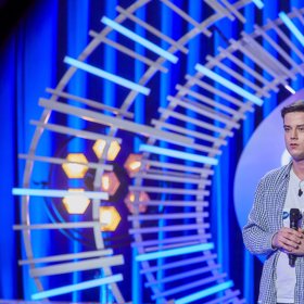 Možná právě tím překvapí, pěvecký talent přišel prý zničehonic.