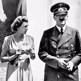 Alois Hitler neustále nosil vojenskou uniformu. Adolf zvyk podědil po otci.