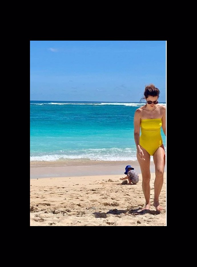 Zároveň spolu vychovávají 2 syny.