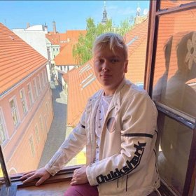 Tiktoker rád navštěvuje nová místa.