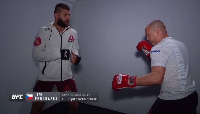 Tahle se Jiří Procházka připravoval před vstupem do klece.