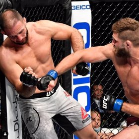 Jiří Procházka (vpravo) knockautoval soupeře ve svém debutu v UFC.