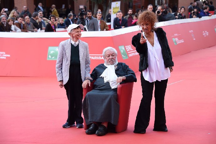 Fantozzi je hlavní postavou deseti celovečerních komedií.