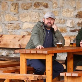 Hraje Jana Rokytu, myslivce a poctivého chlapa, který však nenechá na pokoji žádnou ženskou.