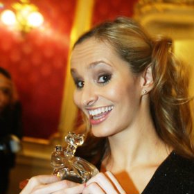 Nyní vypadá Monika šťastně.