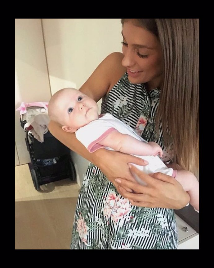 Jasmina se vyfotila s miminkem.