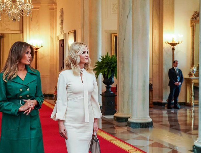 Melania ukázala Monice Bílý dům.