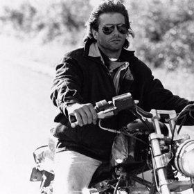 Na motorce se Lorenzo Lamas proháněl už v roce 1989 v akčním snímku Pojídač hadů.