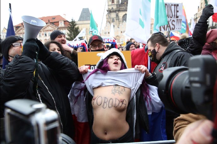 Osmadvacetiletá Anna Kubáňová na demonstraci na Staroměstském náměstí ukázala ňadra.