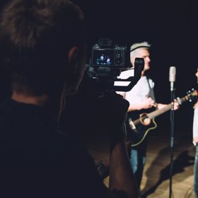 Klip byl natočen na jeden záběr, v kterém kamera krouží kolem dvojice.