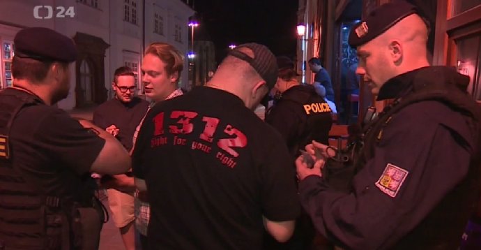 Kontrolovat by měli přeci strážníci, myslí si obyvatelé Prahy.