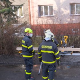 Ranní exploze a požár v pětipatrovém domě si nevyžádaly žádnou oběť.
