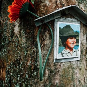 Na místě je hned několik upomínek na Tomáše Holého.