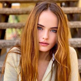 Kristina Pimenova cestuje po světě a vydělává obrovské peníze.