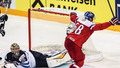 FOTO: Jágr využívá přesilovku a srovnává na 2:2, klíčový gól včerejšího večera.