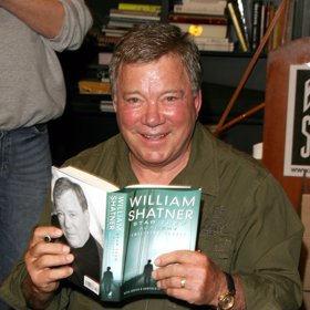 Kanadský herec William Shatner, hvězda Star Treku, prý opakovaně vytáčel své kolegy a vyvolal i několik hádek. Fanoušci seriálu tvrdili, že byl Shatner přecitlivělý, když se příběhy točily spíš kolem postavy Leonarda Nimoye.