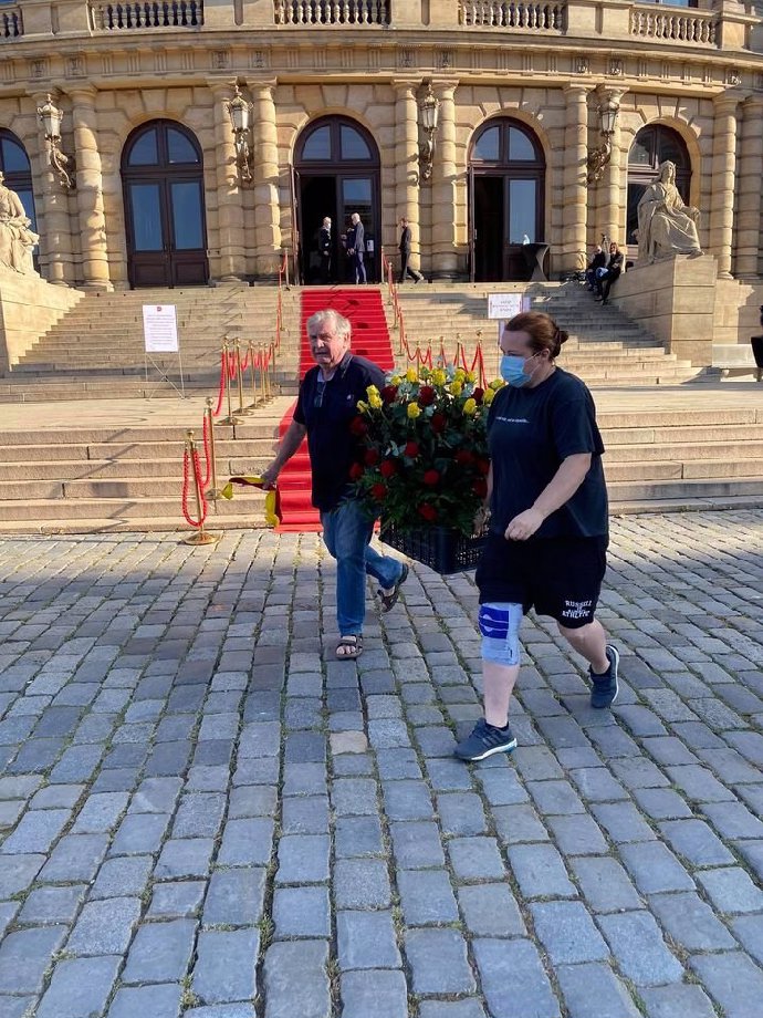 Před Rudolfinem se schází první hosté.