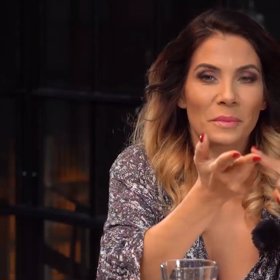 Eva Decastelo v roli moderátorky.