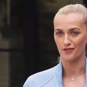 Bundička jí perfektně pasuje.