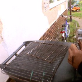 Ponížený Štěpán musel drhnout mřížku z trouby flexou. Zachnutý nános špíny nechtěl pustit.