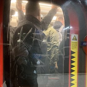 Lidé stojí i natěsnaní u dveří.