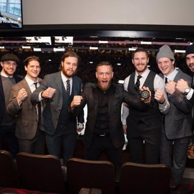 Český hokejista (třetí zleva) nosí obleky rád.